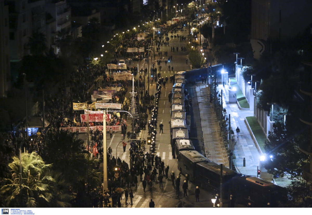 Πολυτεχνείο: “Νεκρώνει” το κέντρο της Αθήνας – Αστυνομία παντού, κυκλοφοριακές ρυθμίσεις και κλειστό Μετρό