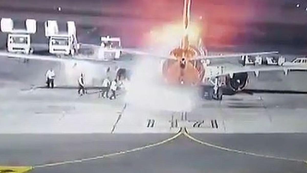 Τρόμος: Η στιγμή που αεροπλάνο με 196 επιβαίνοντες τυλίγεται στις φλόγες [video]