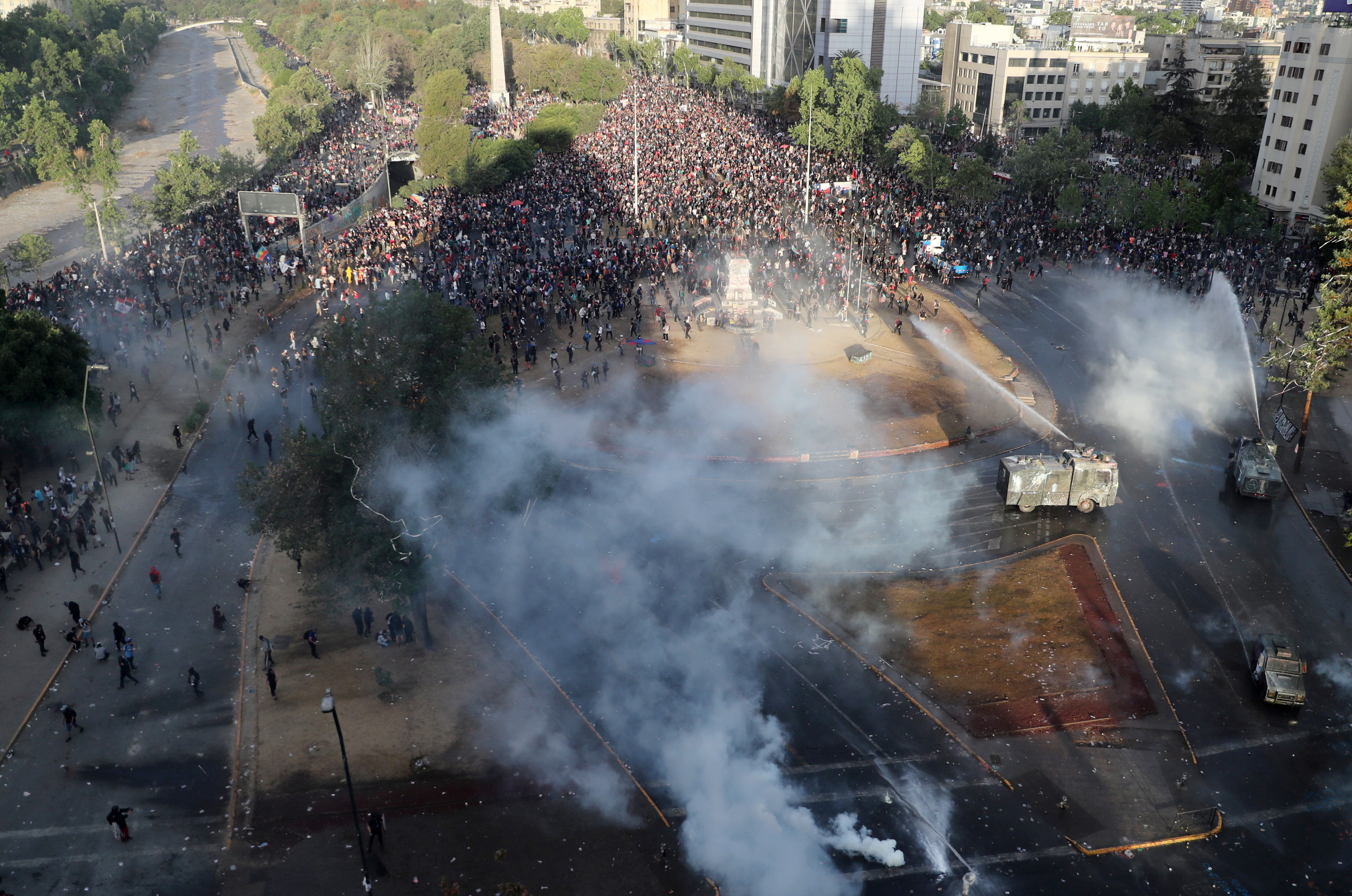 Χιλή: Συνεχίζει να “φλέγεται” η χώρα – 20 νεκροί και μαζικές διαδηλώσεις παντού – video