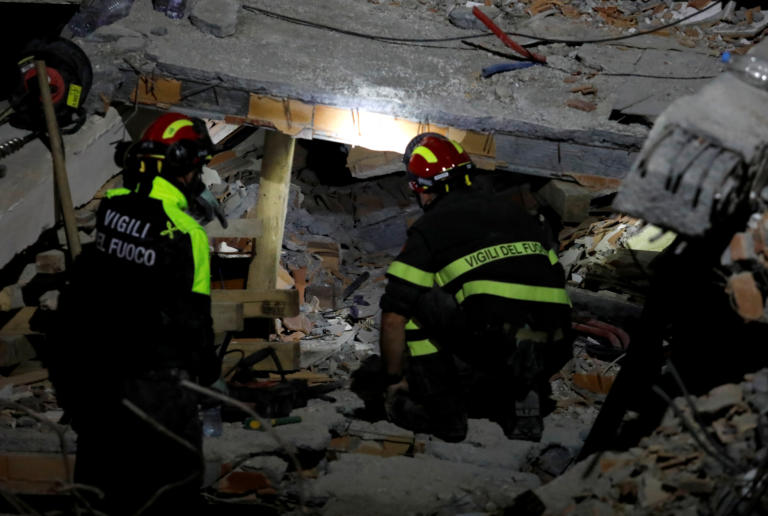 Μάχη με το χρόνο για επιζώντες στα χαλάσματα από τον φονικό σεισμό στην Αλβανία - Τους 31 έφτασαν οι νεκροί