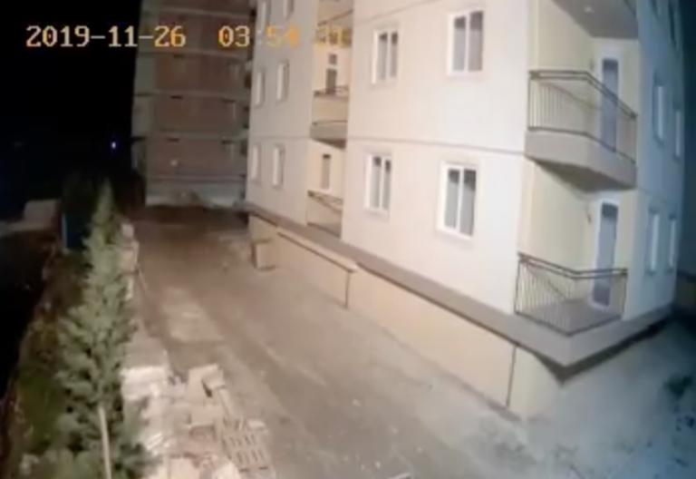 Η στιγμή που κτίριο σείεται συθέμελα την ώρα του σεισμού στην Αλβανία [video]