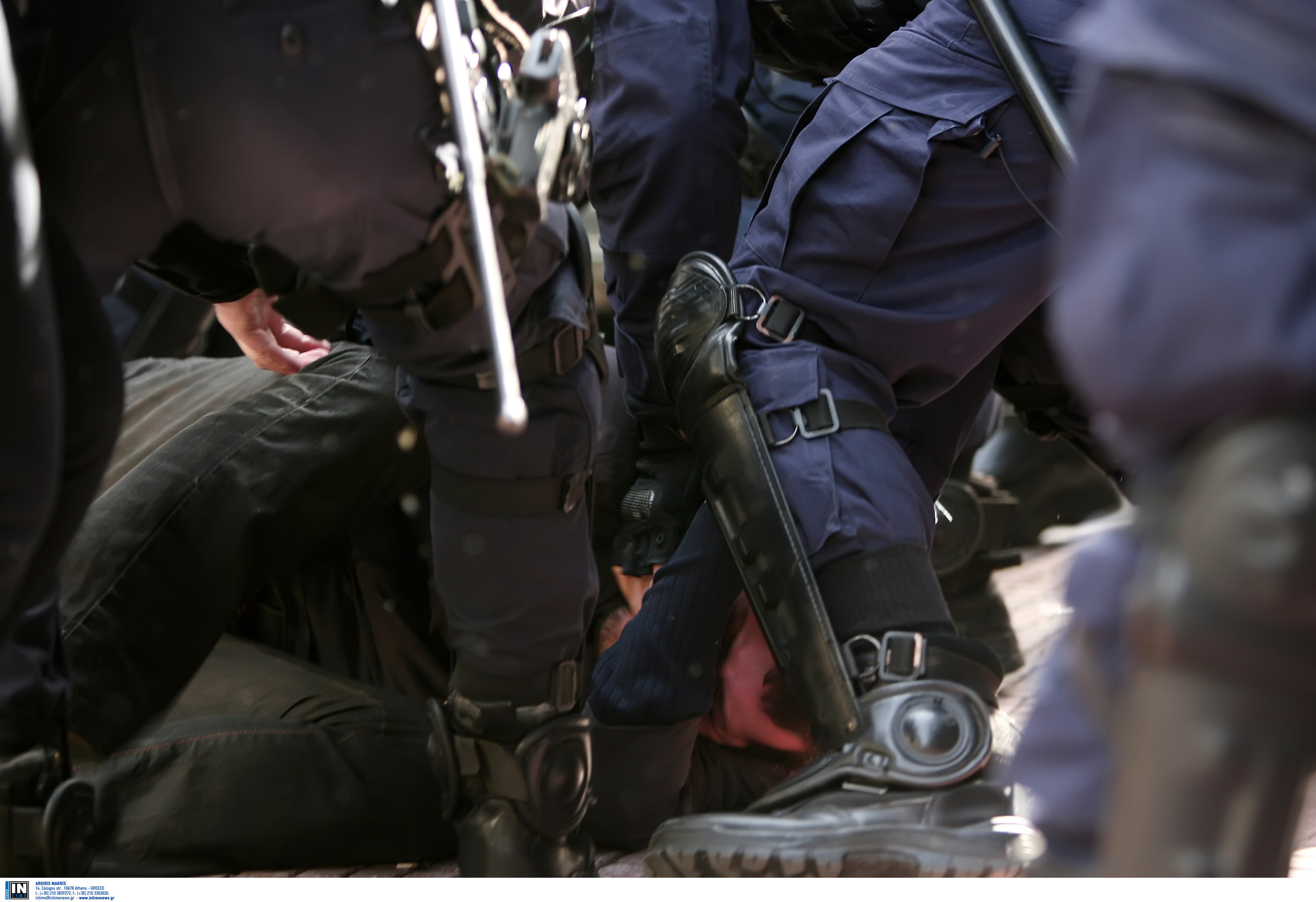 Εξάρχεια: Συνελήφθη κουκουλοφόρος που πετούσε πέτρες σε αστυνομικούς!