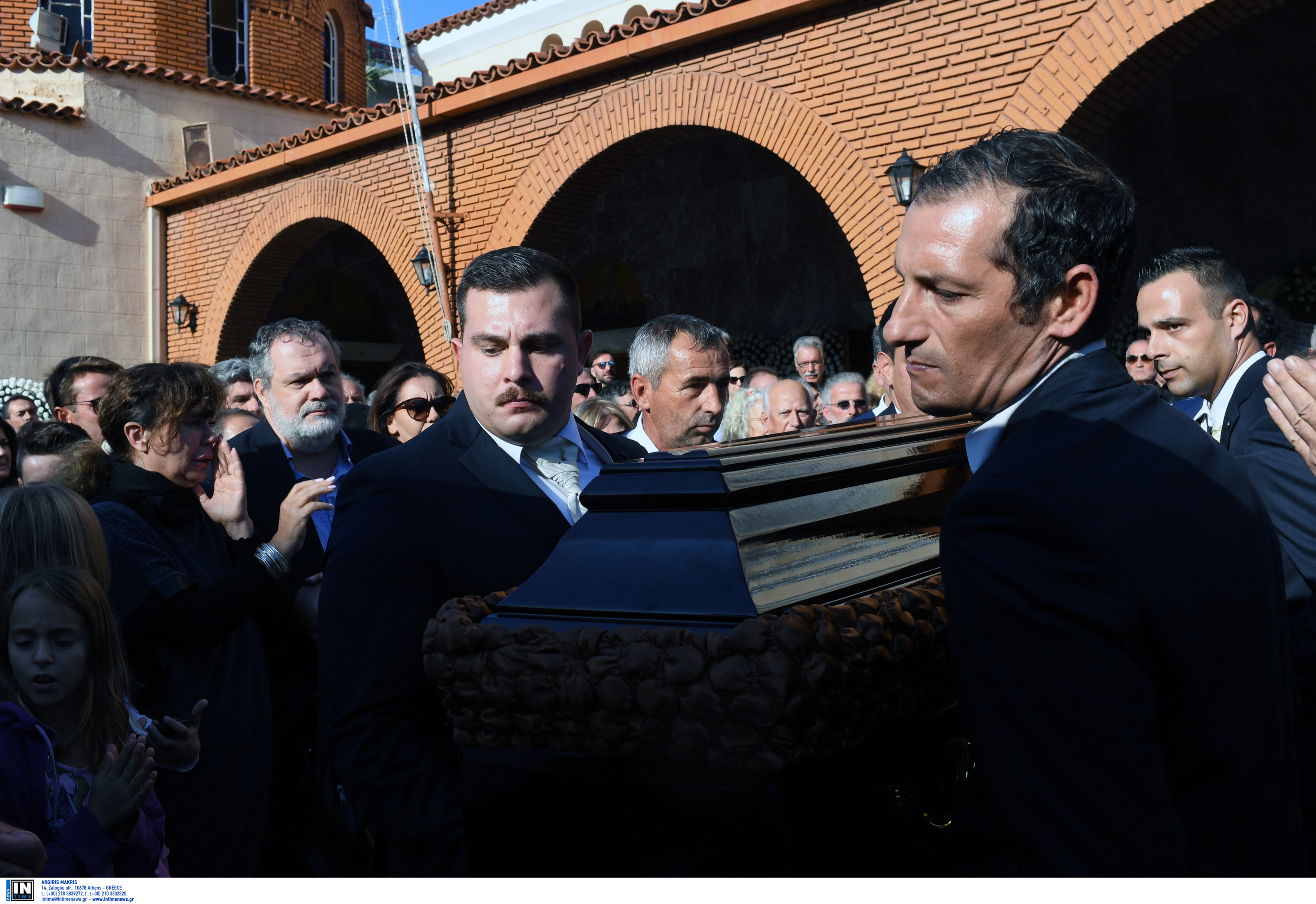 Κηδεία Γιάννη Σπανού: Το τελευταίο χειροκρότημα [Pics, video]