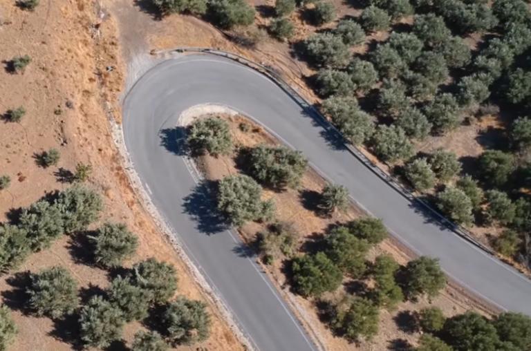 Κρήτη: Η… στροφάρα του Γιώργη – Το πιο διάσημο μνημείο γέλιου στην Ελλάδα από ψηλά – video