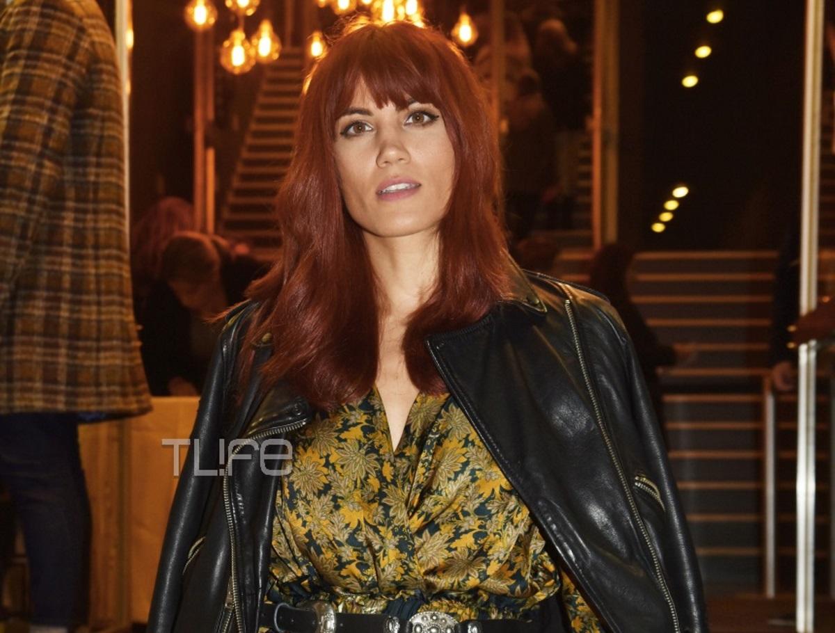 Μαίρη Συνατσάκη: Κομψή εμφάνιση στην πρεμιέρα του Νίκου Μουτσινά στο θέατρο!