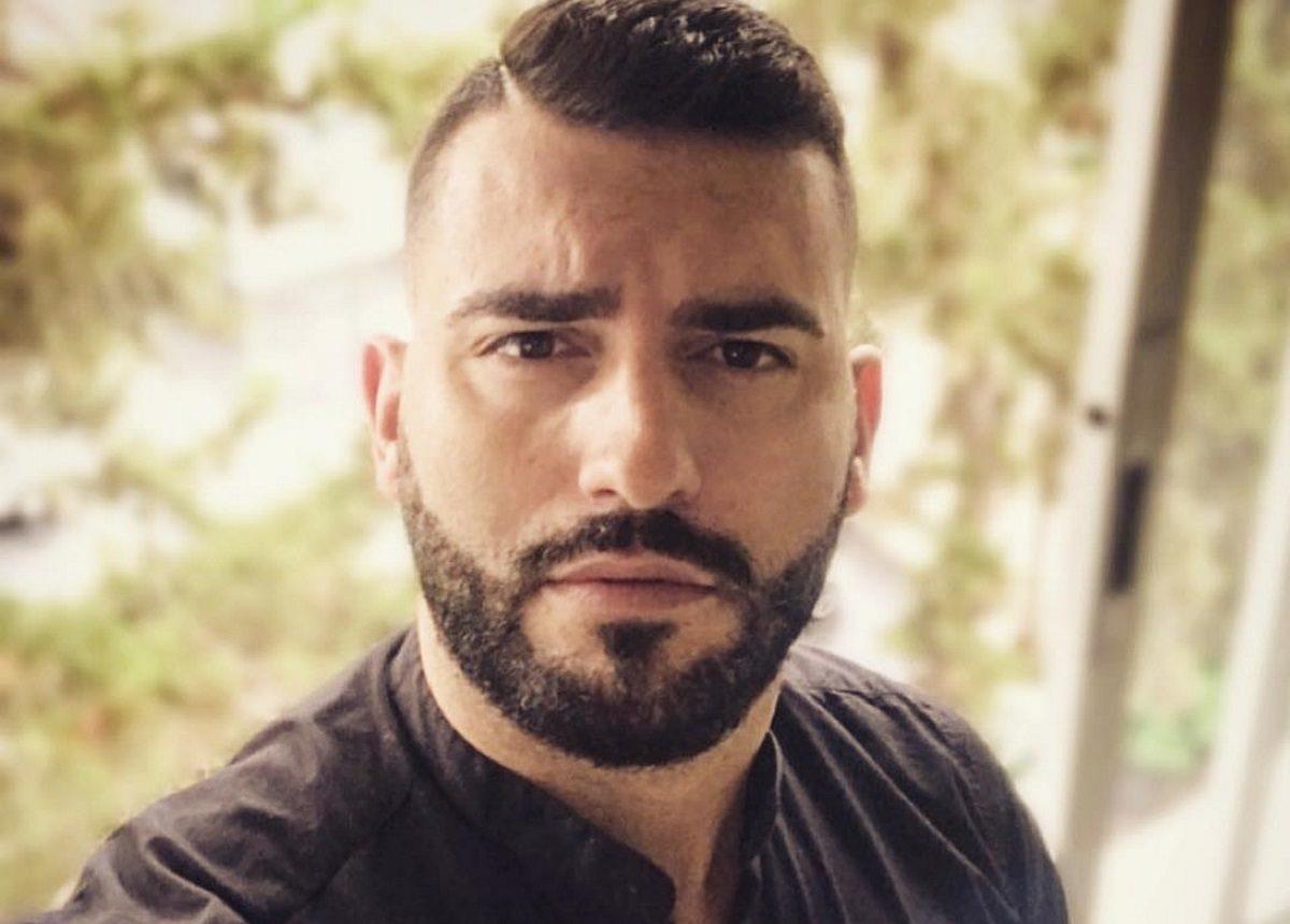 Ο αδερφός της Μενεγάκη, Θοδωρής Μισόκαλος, μας δείχνει την ομοιότητά του με τον πατέρα του