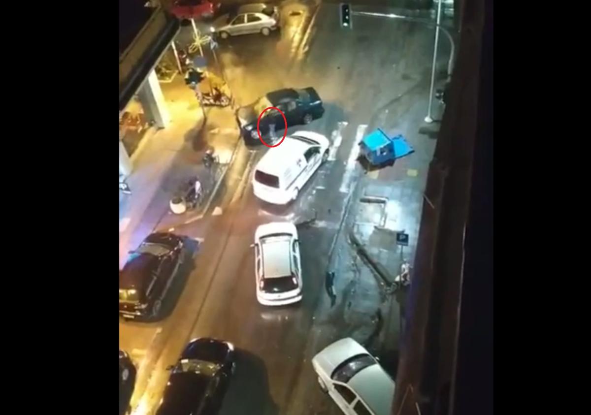 Θεσσαλονίκη: Παρέσυρε αυτοκίνητο, μηχανή και απλά… έφυγε – Η στιγμή που εγκαταλείπει το σημείο – video