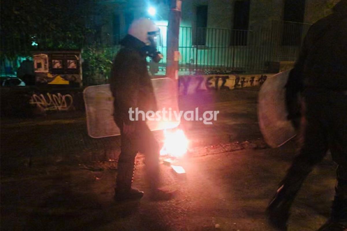Θεσσαλονίκη: Κουκουλοφόροι επιτέθηκαν με μολότοφ σε διμοιρίες των ΜΑΤ [pics, video]