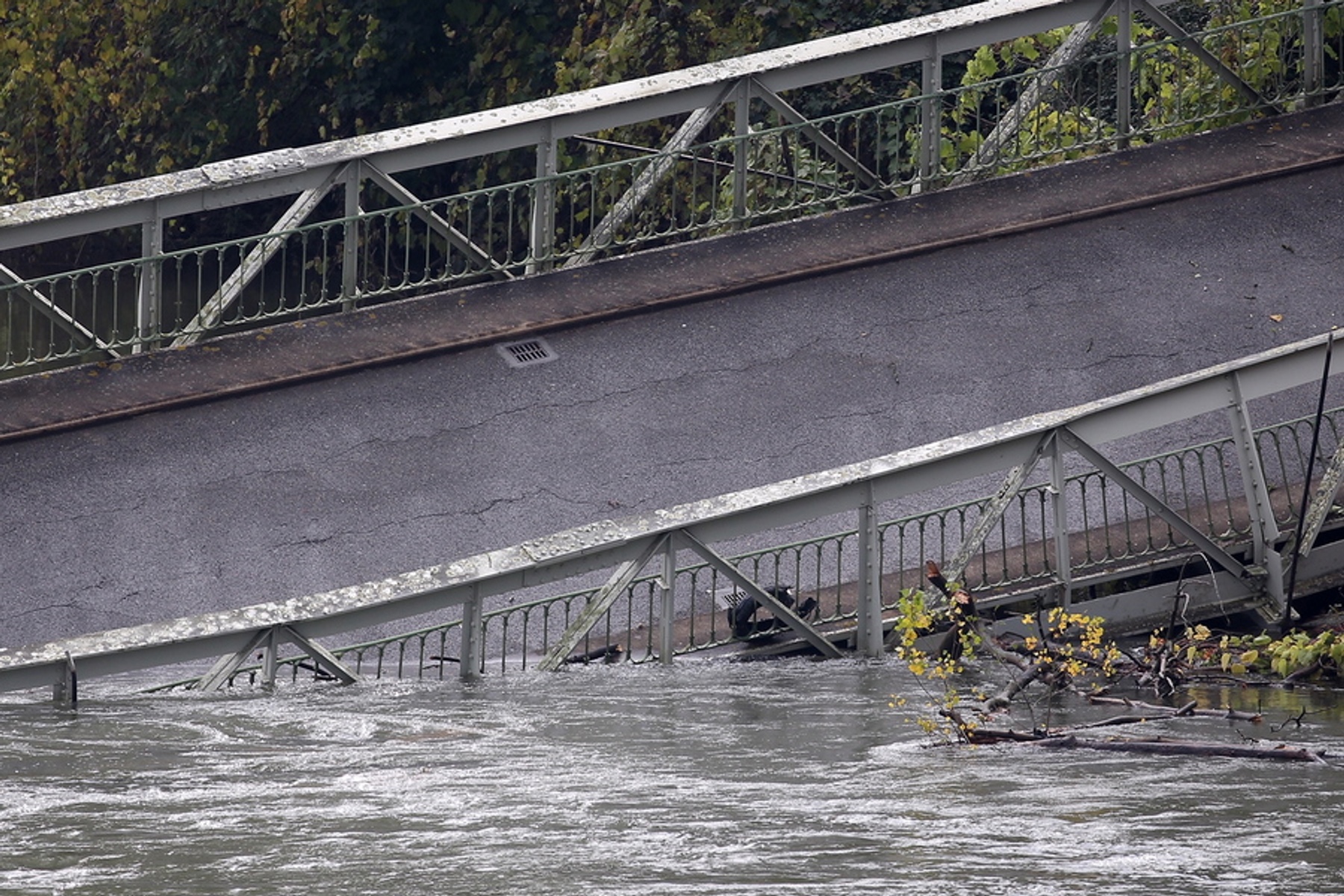 Θρίλερ στην Τουλούζ – Μπορεί να αυξηθεί ο αριθμός των νεκρών από την κατάρρευση γέφυρας