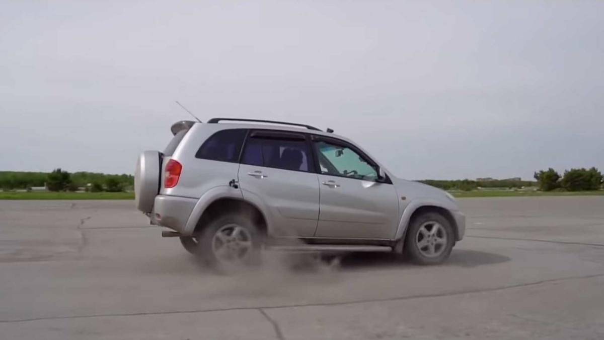 Δείτε τι γίνεται όταν βάζεις όπισθεν σε αυτοκίνητο με αυτόματο κιβώτιο στα 100 km/h; [video]