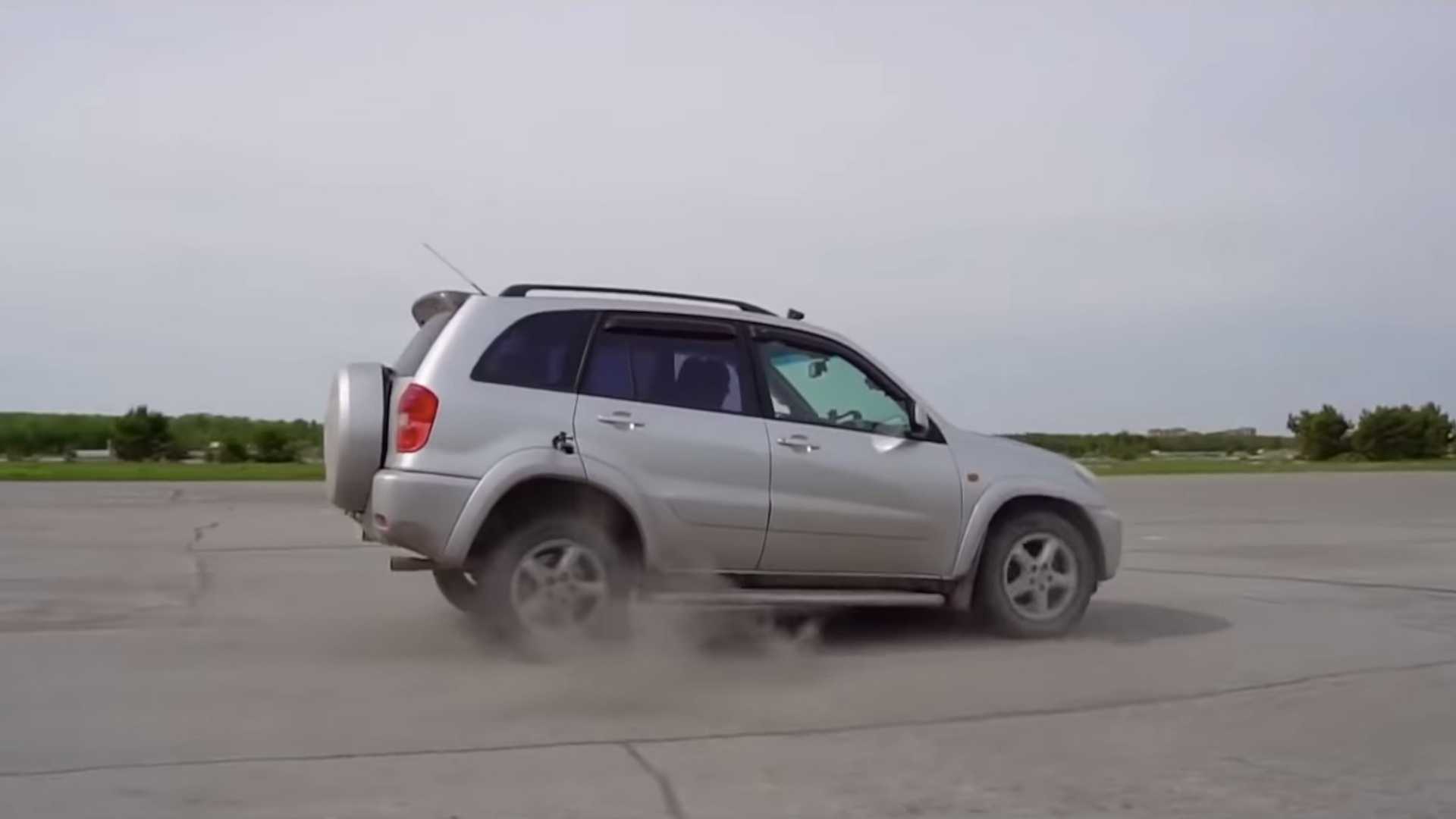 Δείτε τι γίνεται όταν βάζεις όπισθεν σε αυτοκίνητο με αυτόματο κιβώτιο στα 100 km/h; [video]