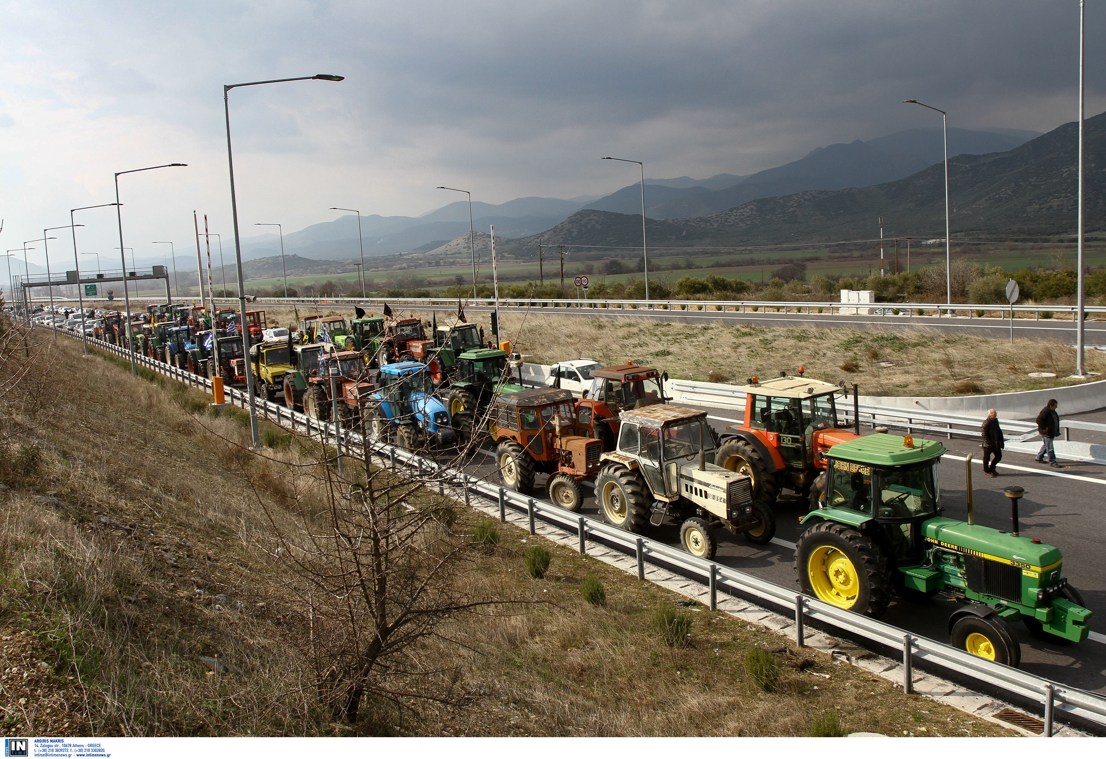 Αγρότες: Μπλόκο στην εθνική οδό στον κόμβο της Καρδίτσας – Τι διεκδικούν