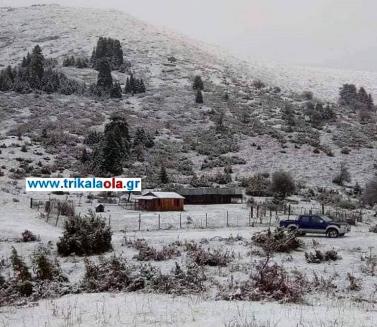 Τρίκαλα: Έπεσε το πρώτο χιόνι – Στα λευκά η Τριγγία Καλαμπάκας και η Νέα Πεύκη Πύλης!