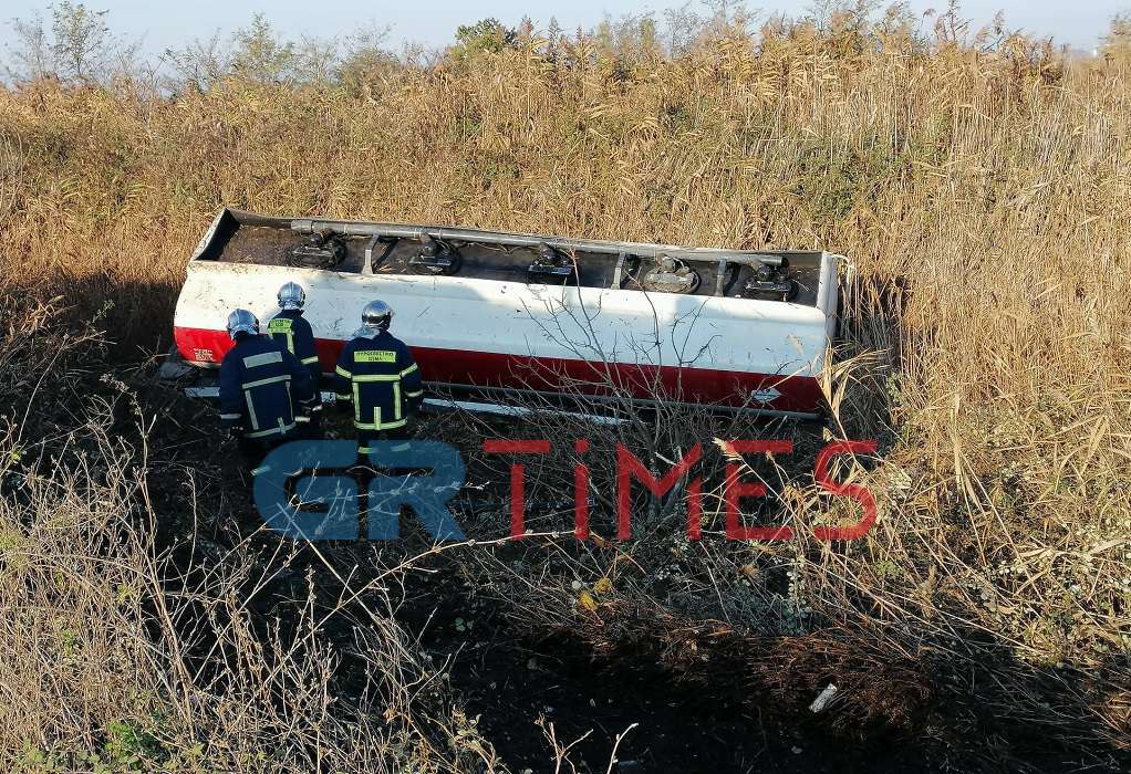 Θεσσαλονίκη: Τροχαίο με βυτιοφόρο στα Μάλγαρα – Μετέφερε 18 τόνους πετρέλαιο [pics]