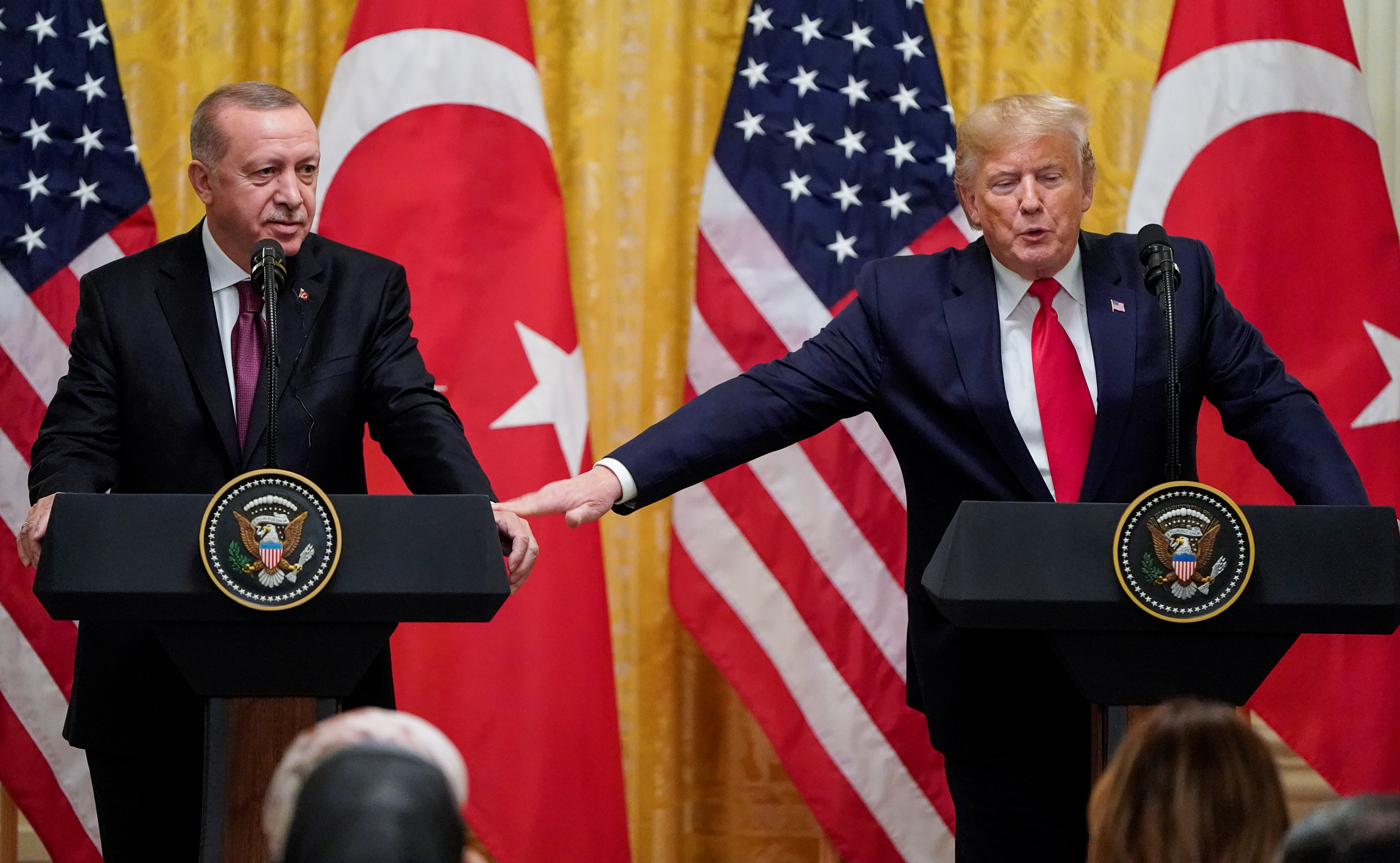 Αμήχανη στιγμή – Τραμπ: Είστε σίγουρα δημοσιογράφος ή υπάλληλος της Τουρκίας; [vid]