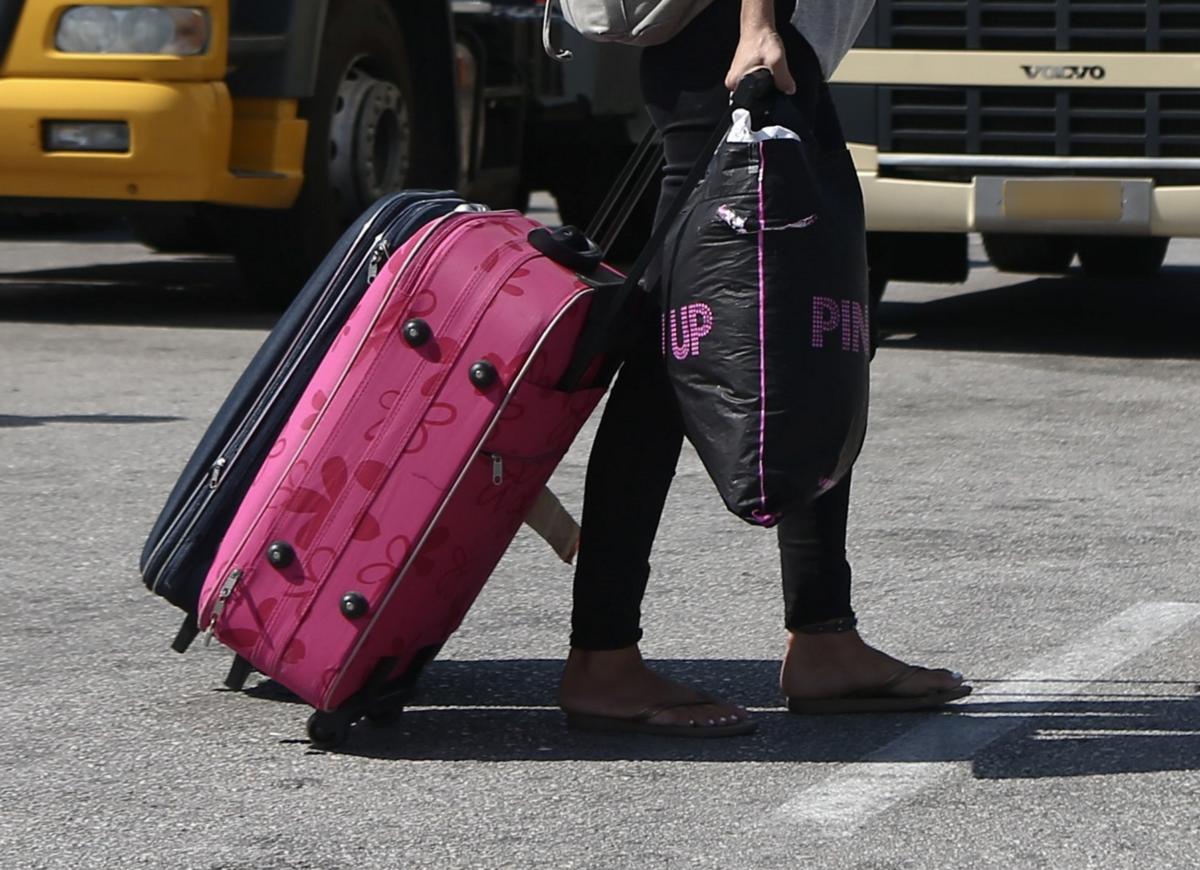 Χίος: Η βαλίτσα έκρυβε μέσα μία γυναίκα 22 ετών – Άφωνοι οι λιμενικοί από τις εικόνες!