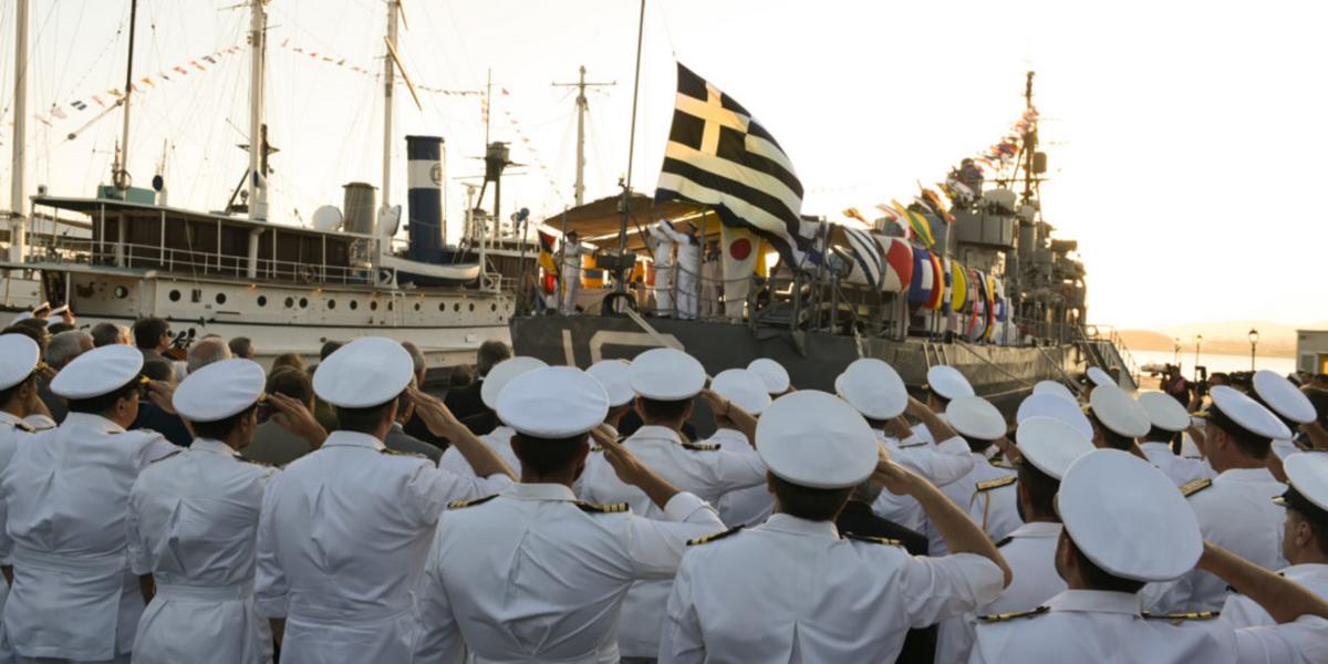 Οι επισκέπτες κρατούν το “ΒΕΛΟΣ” του Πολεμικού Ναυτικού στη Θεσσαλονίκη