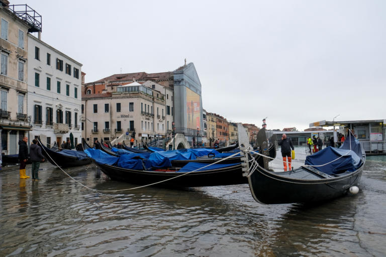 Κατεστραμμένη πόλη η Βενετία – Γόνδολες βγήκαν στην στεριά! [pics, vid]