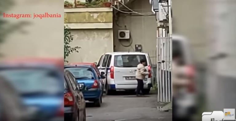 Video ντοκουμέντο: Αστυνομικός διοικητής κλέβει την ανθρωπιστική βοήθεια για τους σεισμόπληκτους της Αλβανίας!