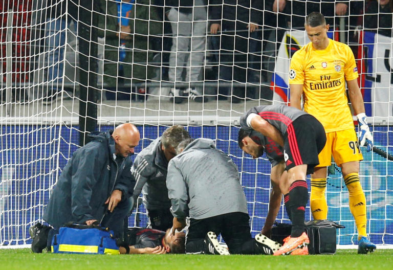 Champions League: Τραυματισμός σοκ στο Λιόν – Μπενφίκα λόγω… Βλαχοδήμου! – video