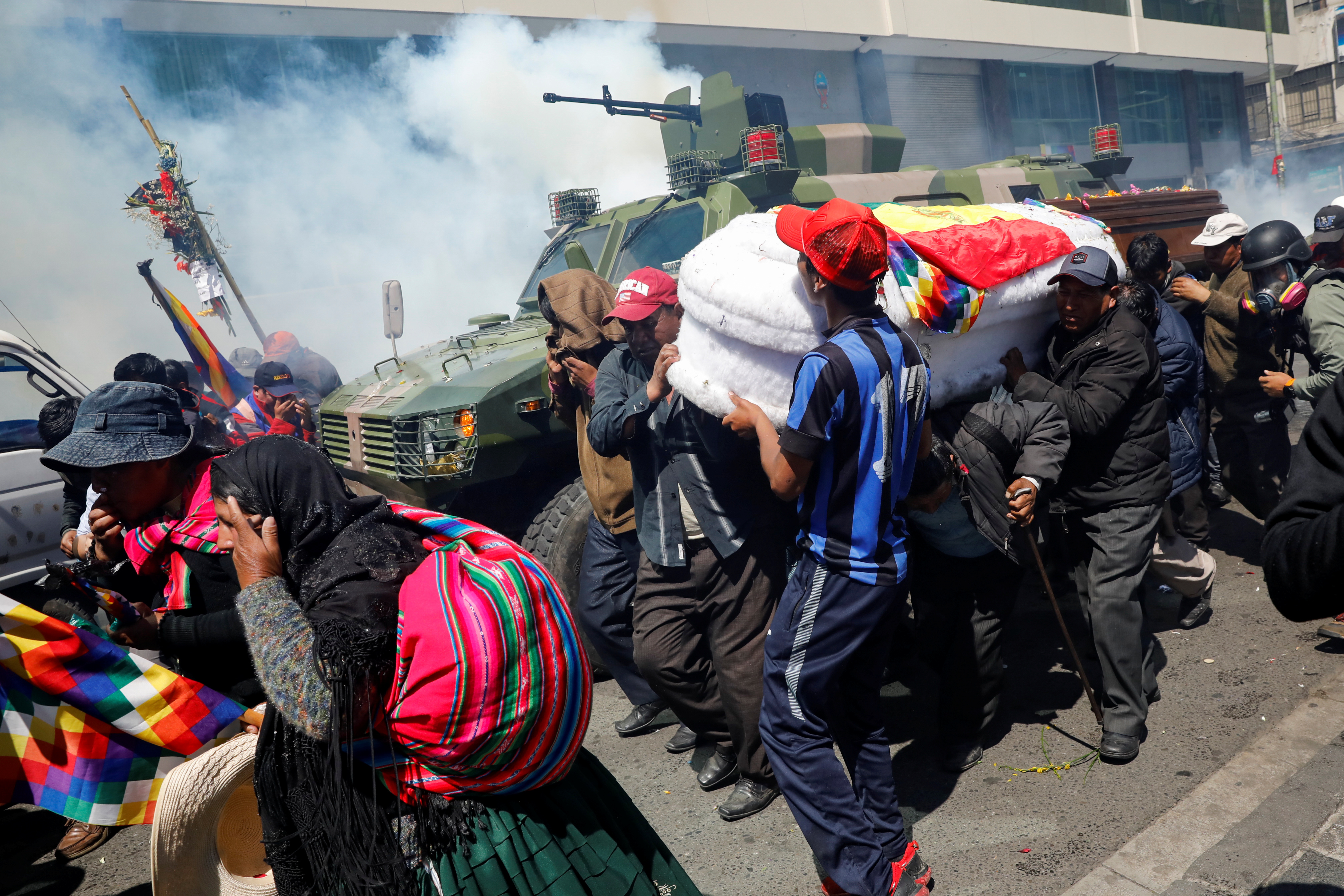 Βολιβία: Συνεχίζει να “βράζει” η χώρα – Διαδηλώσεις με… τα φέρετρα στους ώμους [pics]