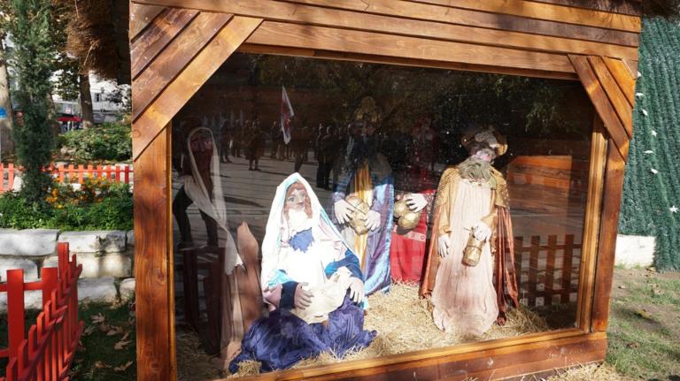 Λάρισα: Έβαλαν προστατευτικό αλλά και πάλι το “θείο βρέφος” έκανε φτερά από τη φάτνη [pic]