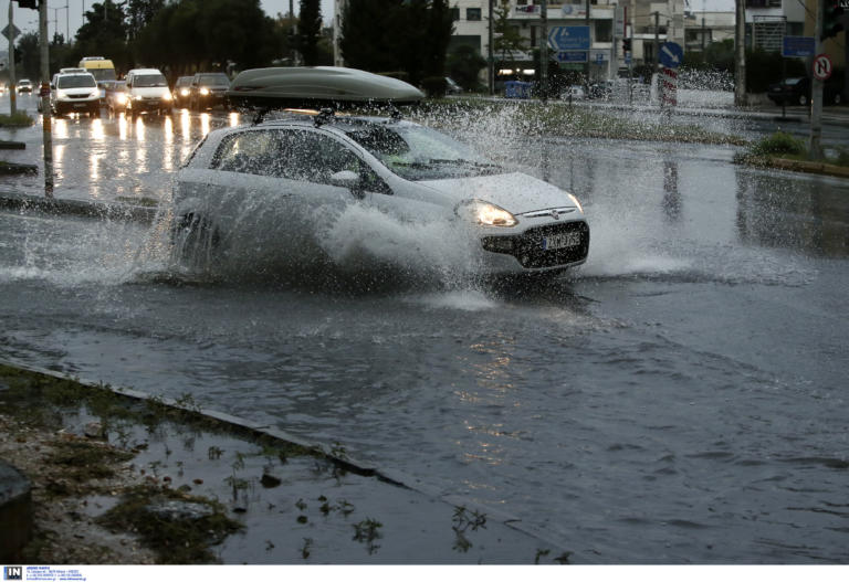 Οδήγηση στη βροχή: Αυτά πρέπει να προσέχουν οι οδηγοί