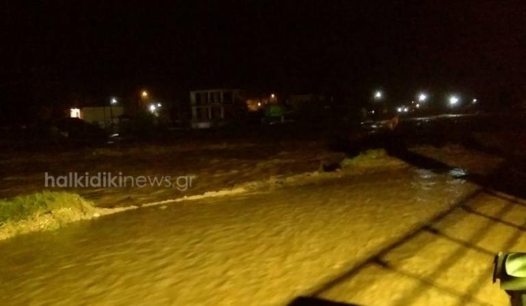 Δύσκολο το βράδυ στη Χαλκιδική! Συνεχίζεται η έντονη βροχόπτωση - Ποιοι δρόμοι παραμένουν κλειστοί