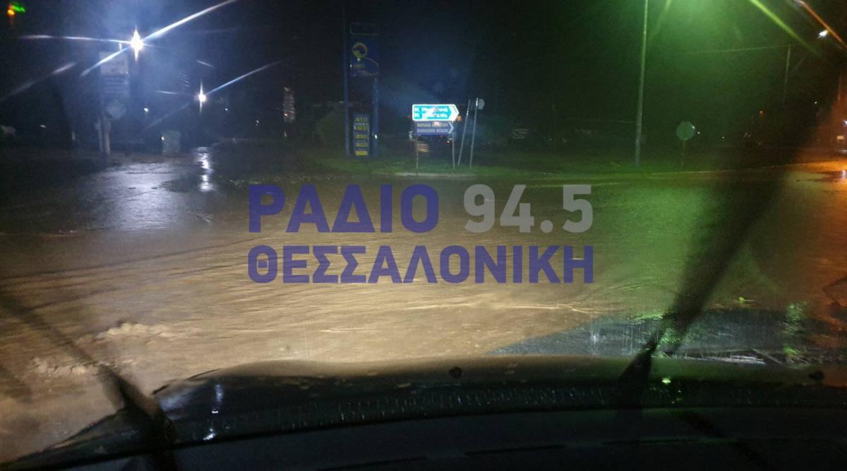 Χαλκιδική: Η βροχή “εξαφάνισε” πεζοδρόμια και αυτοκίνητα – Κινδύνεψαν στις πλημμύρες δύο γυναίκες – video