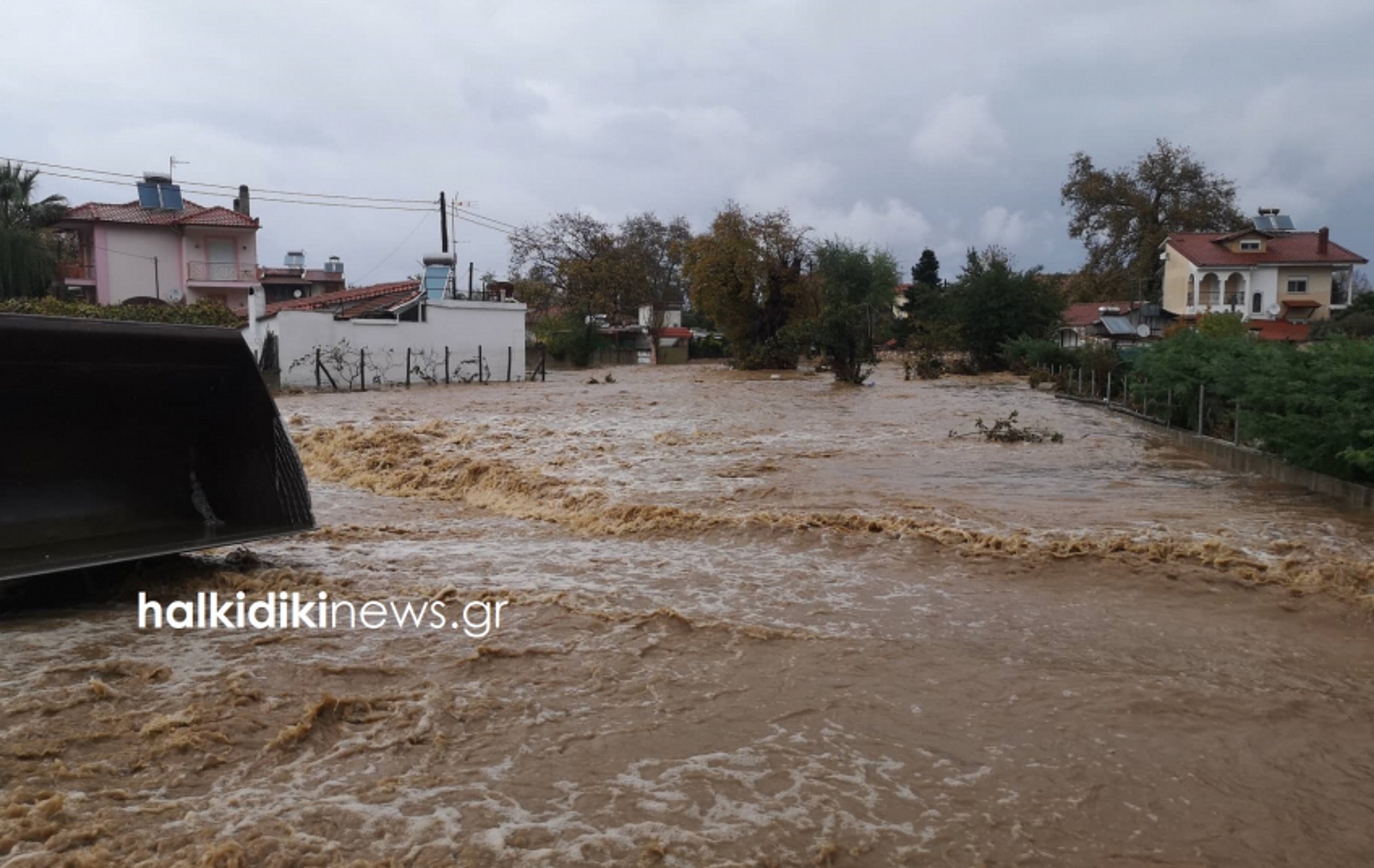 Χαλκιδική: Βούλιαξε στις λάσπες η Ολυμπιάδα – Δρόμοι ποτάμια, σπίτια πλημμυρισμένα