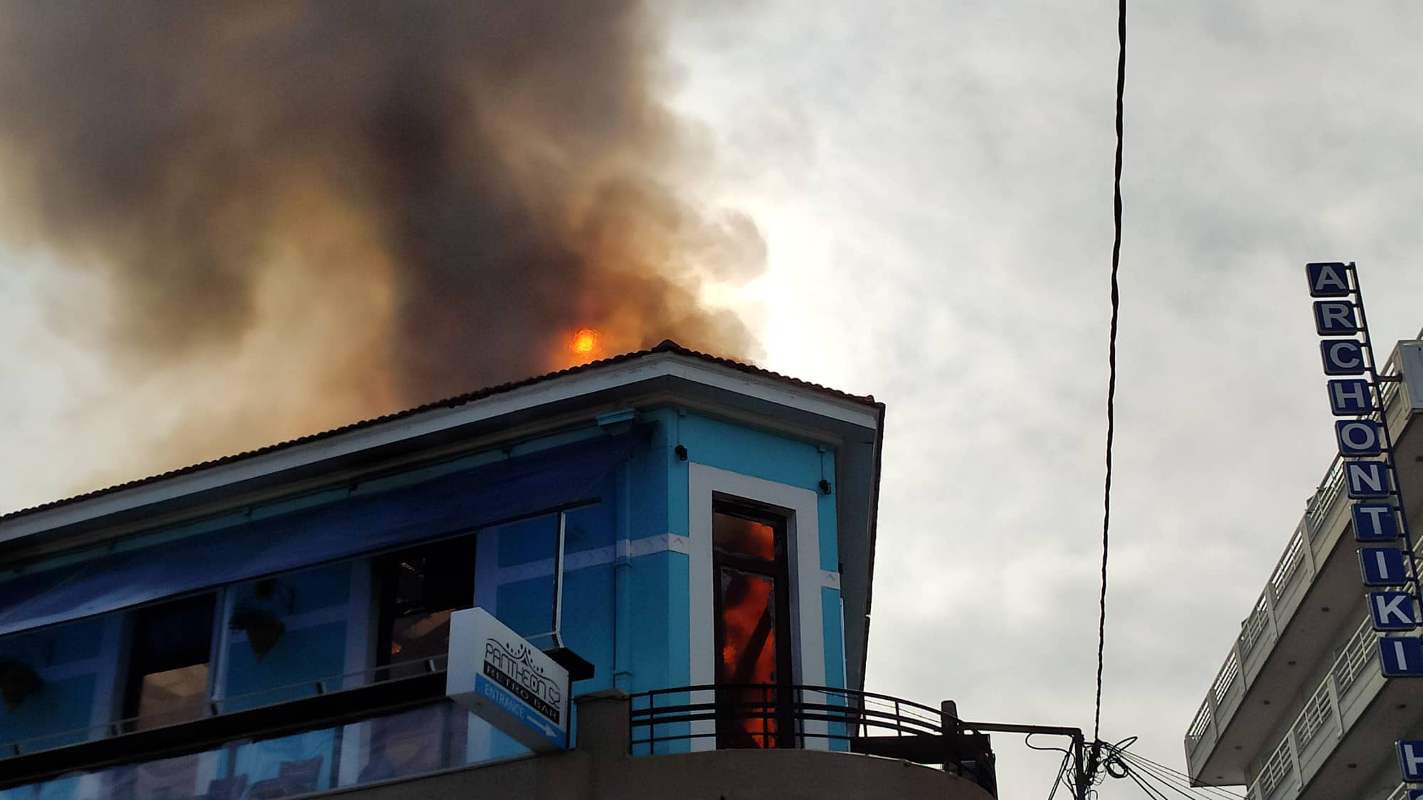 Μεγάλη φωτιά στα Χανιά – Στάχτη γνωστό κατάστημα [pics, video]