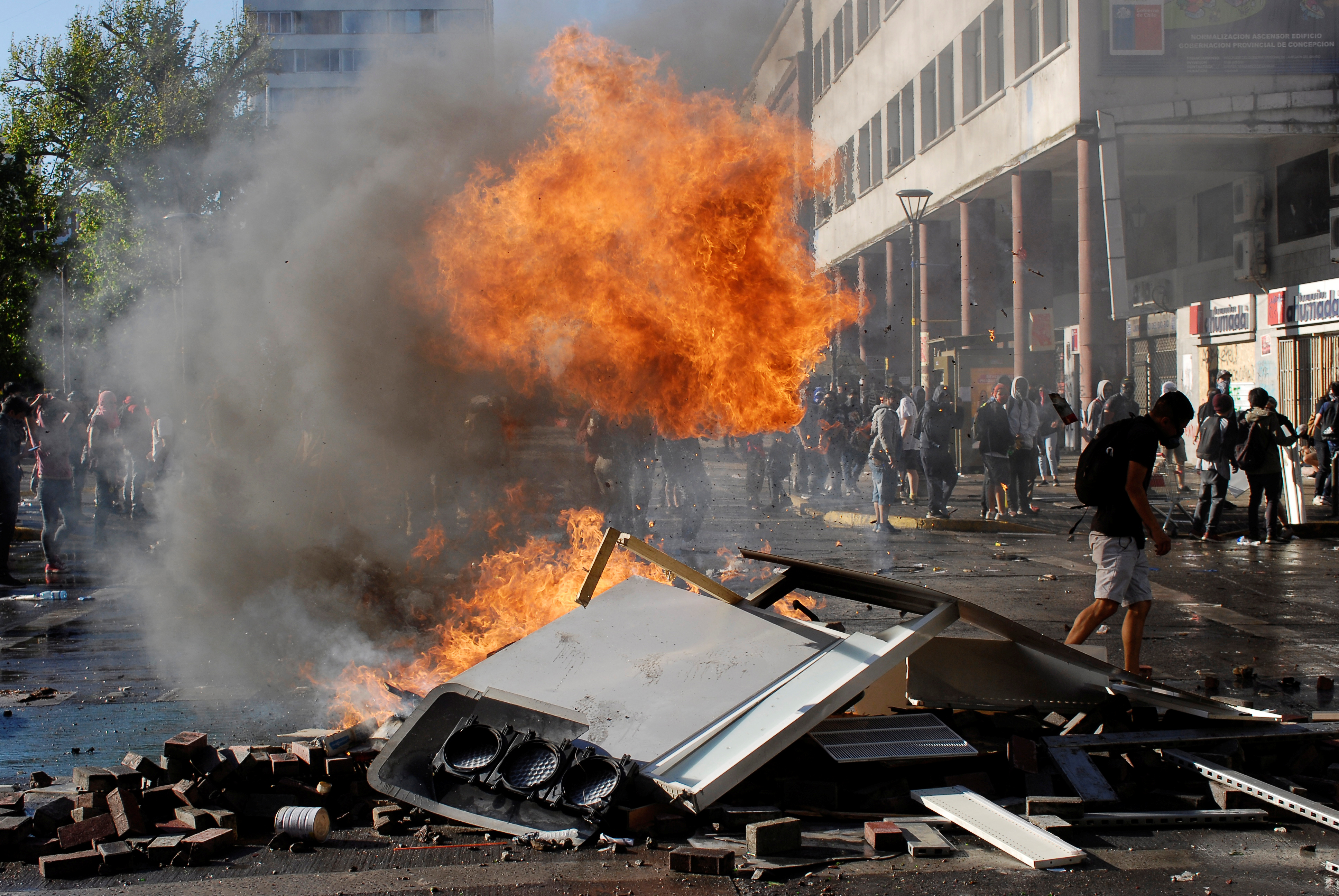 Χιλή: Αύξηση μισθών από τον Πινιέρα για να κατευνάσει το κύμα διαδηλώσεων