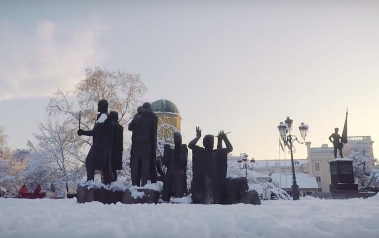 Βουλγαρία: Εντυπωσιακά γλυπτά από πάγο στο Ρούσε!