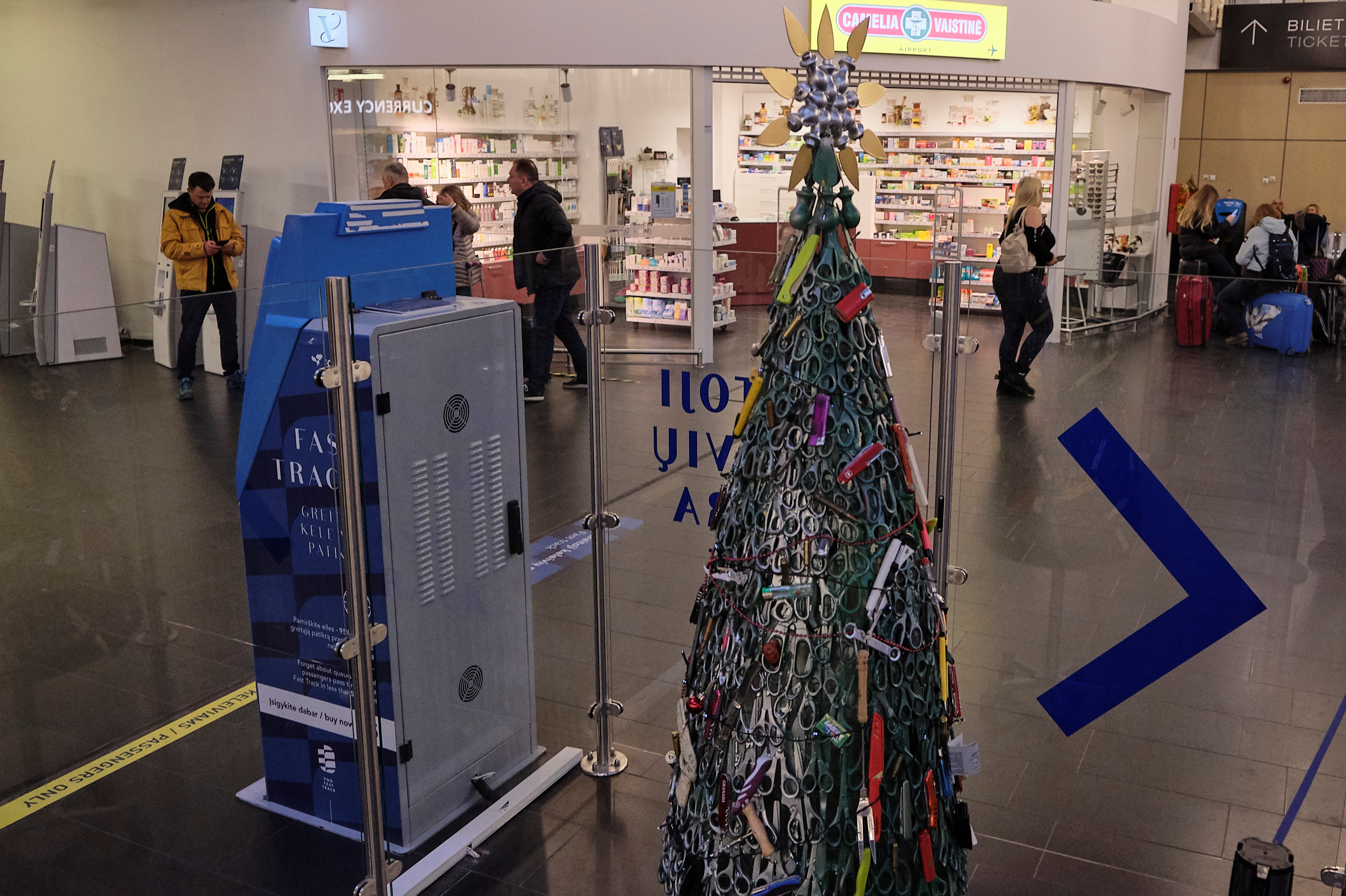 Λιθουανία:” Χριστουγεννιάτικο δέντρο από κατασχεθέντα αντικείμενα στο αεροδρόμιο