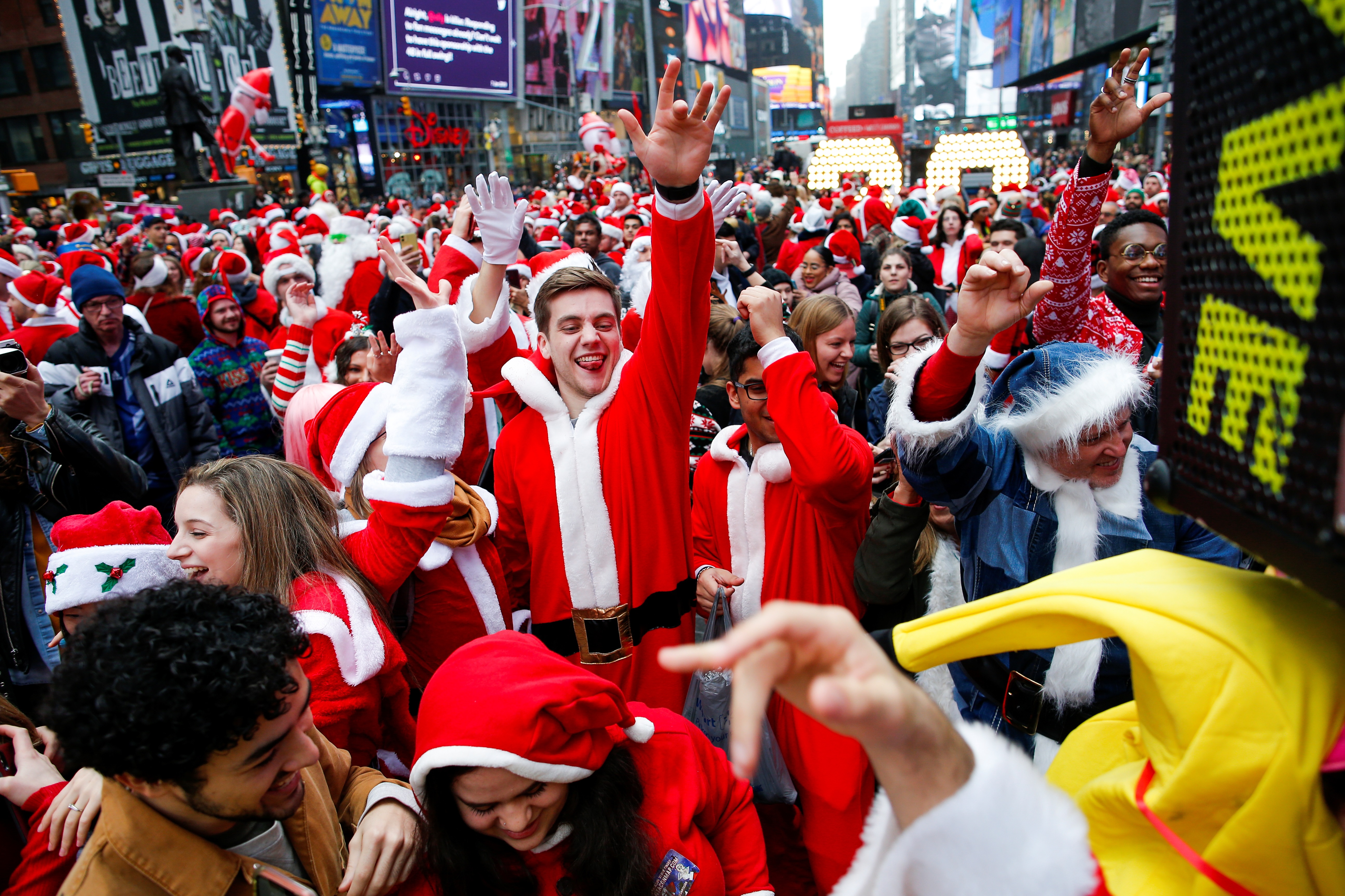 Μεσάνυχτα στη χριστουγεννιάτικη Times Square