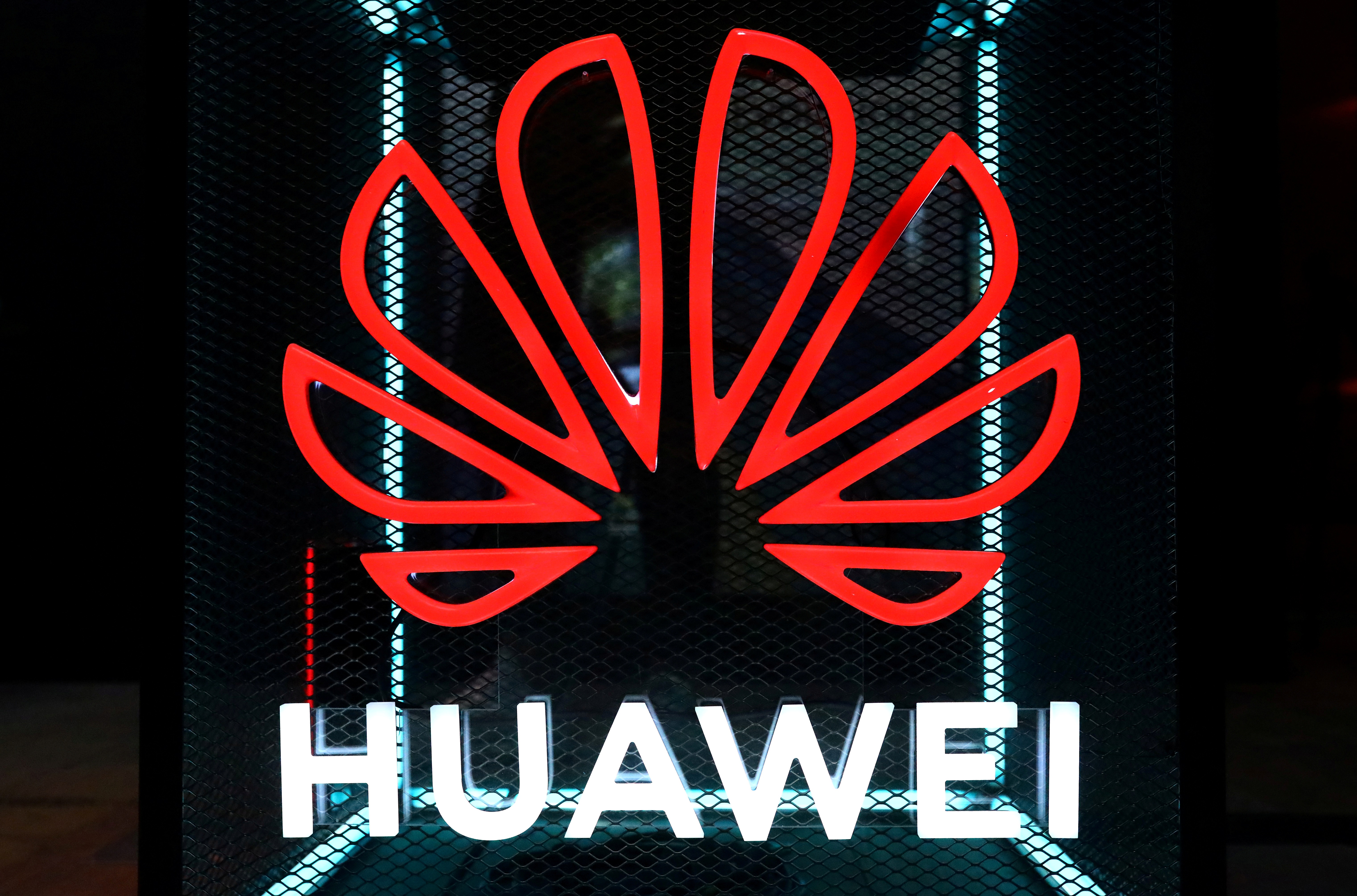 Τραμπ: “Κίνδυνος για την ασφάλεια η κινεζική εταιρία τηλεπικοινωνιών Huawei”!