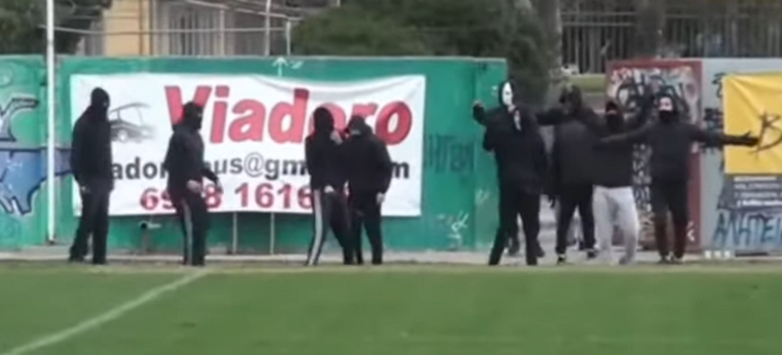 Εισβολή κουκουλοφόρων σε ποδοσφαιρικό αγώνα Τοπικού στη Μακεδονία! [video]