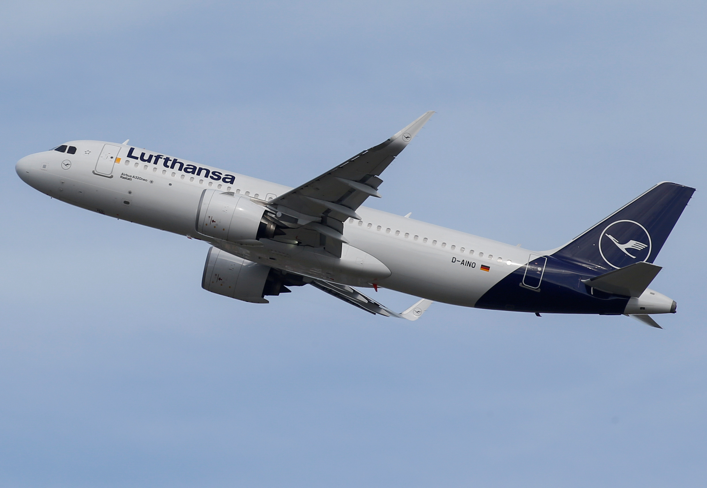 Κατεβάζει ρολά η Lufthansa! Οι εργαζόμενοι προσανατολίζονται σε απεργιακές κινητοποιήσεις