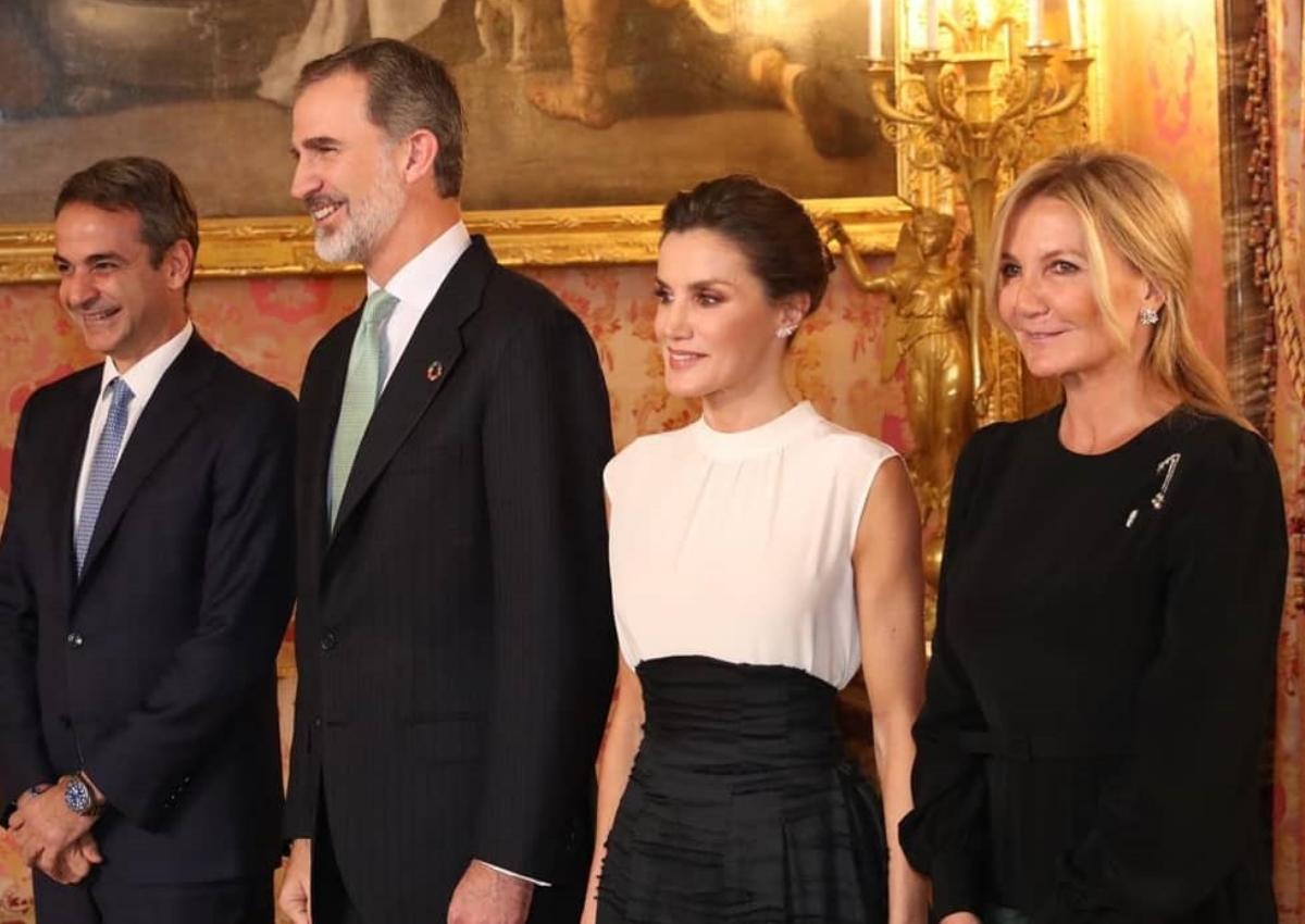 Chic εμφάνιση για την Μαρέβα Μητσοτάκη στη συνάντηση με την Βασίλισσα Λετίσια στην Ισπανία! [pics]