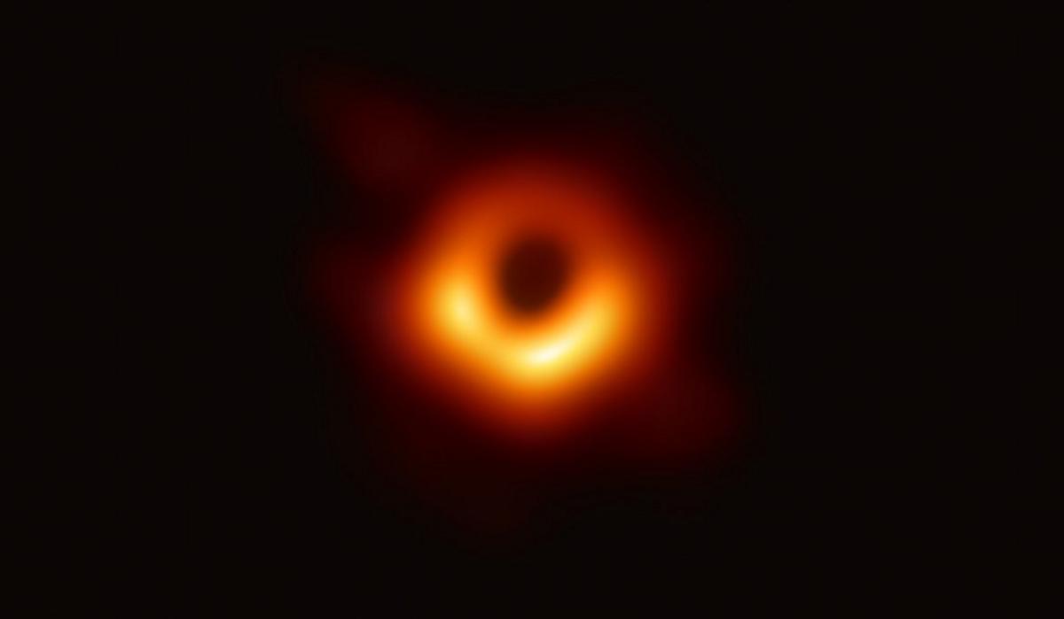 Η “μαύρη τρύπα” αποκαλύπτεται: Η φωτογραφία της χρονιάς
