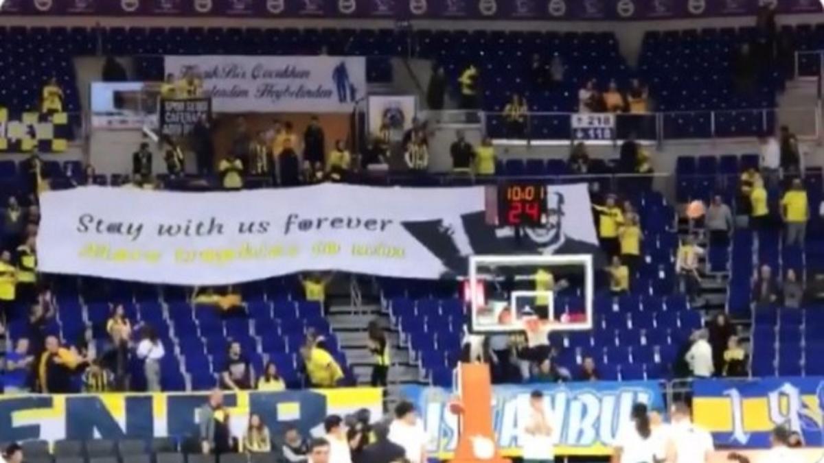 “Αποθέωση” για Ομπράντοβιτς! Πανό στήριξης από τους οπαδούς της Φενέρμπαχτσε – video