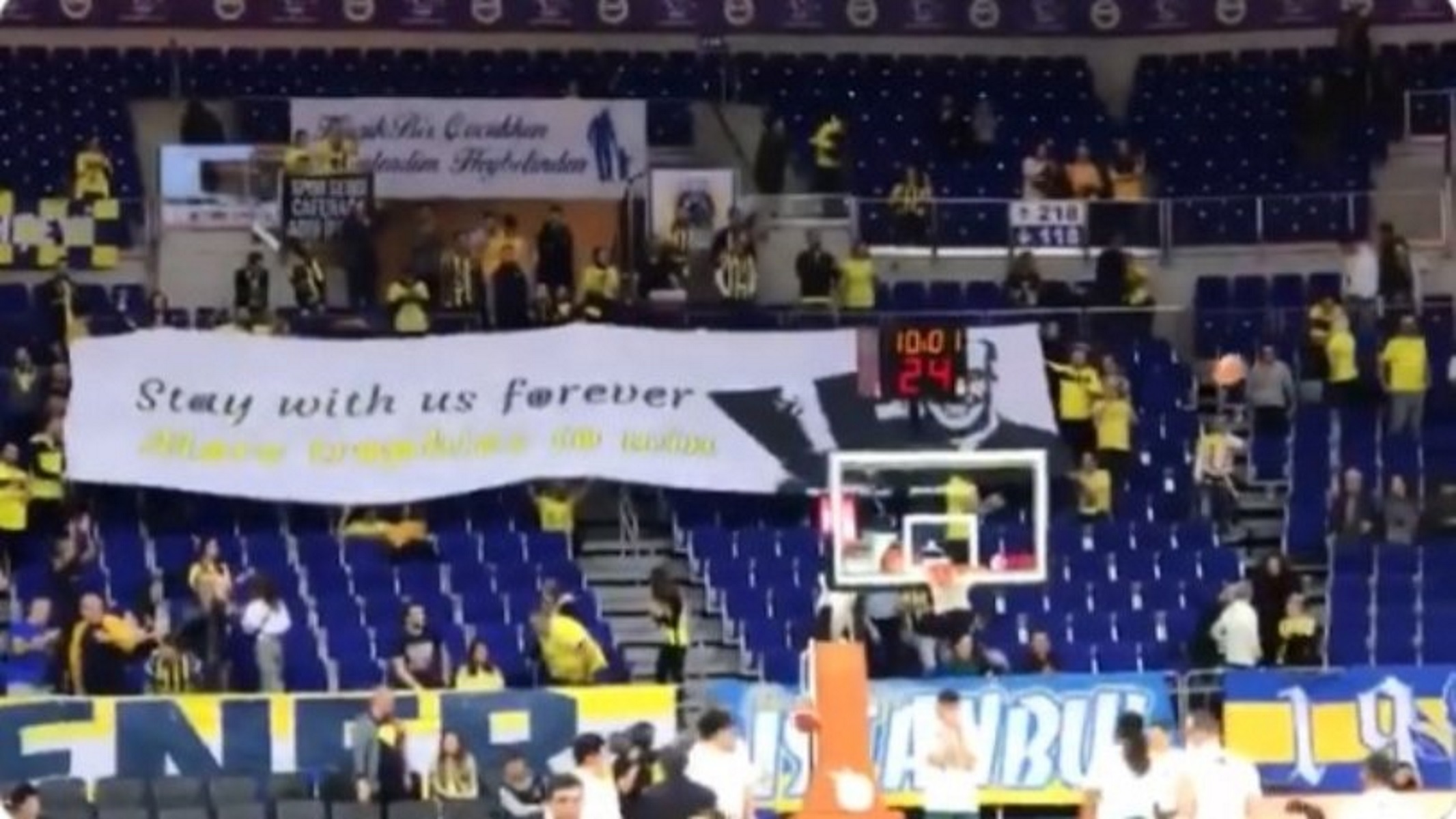 “Αποθέωση” για Ομπράντοβιτς! Πανό στήριξης από τους οπαδούς της Φενέρμπαχτσε – video