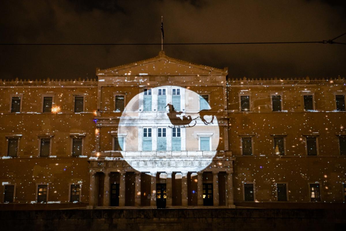 Χριστούγεννα: Το εντυπωσιακό 3D projection mapping στη Βουλή – Όλες οι προβολές