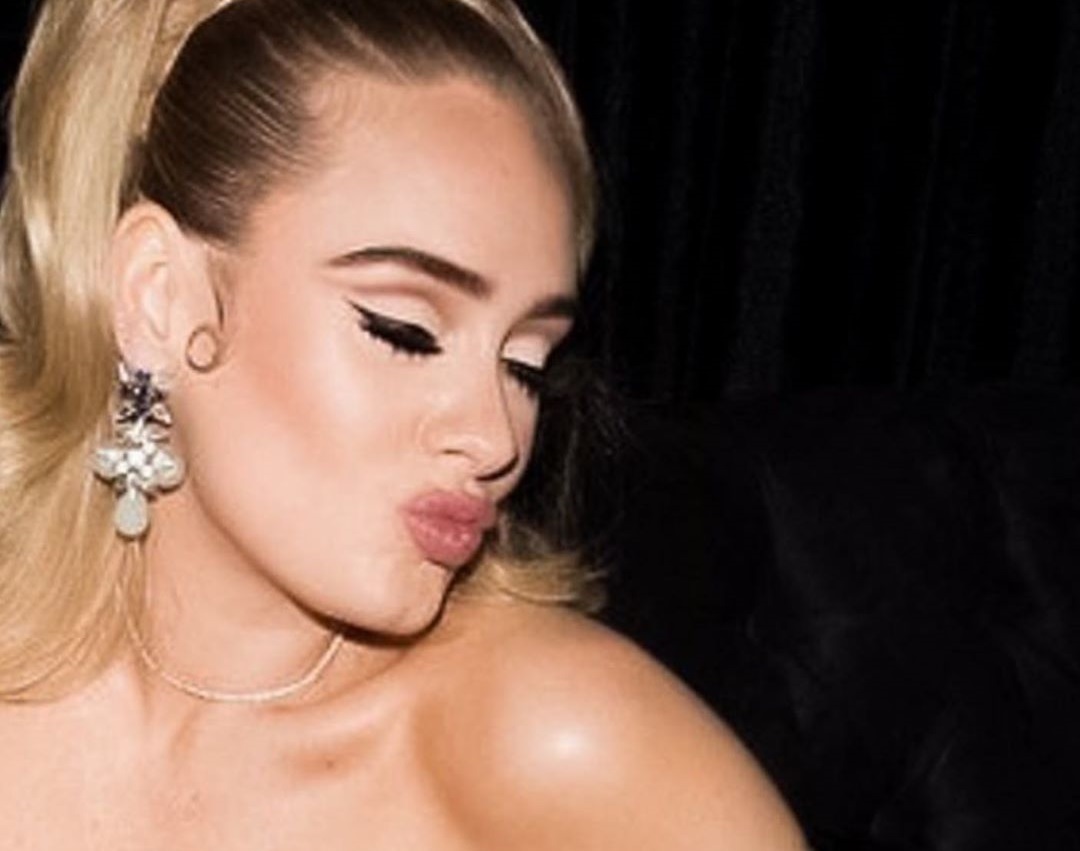 Adele: Πιο αδύνατη και όμορφη από ποτέ στο χριστουγεννιάτικο πάρτι της!