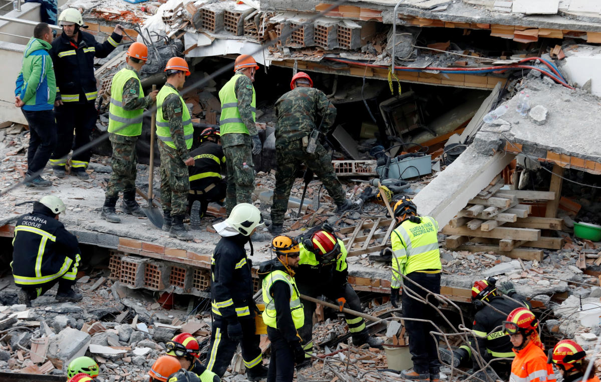 Αλβανία: Ο Ράμα παρασημοφόρησε τα σωστικά συνεργεία που βοήθησαν στον σεισμό