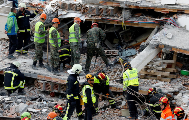 Ο Ράμα παρασημοφόρησε τα σωστικά συνεργεία που βοήθησαν στη διάσωση των εγκλωβισμένων από τον σεισμό