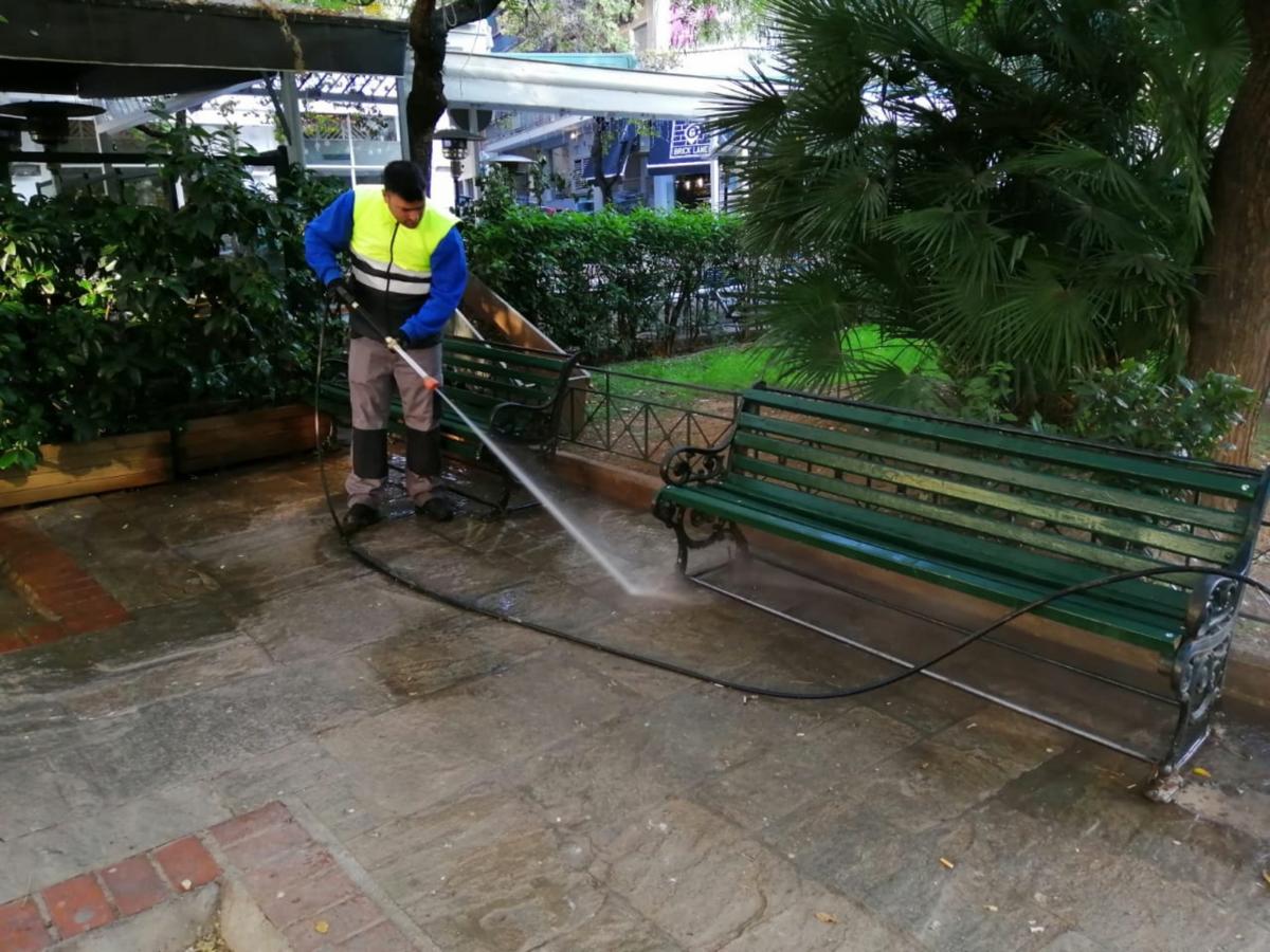Δήμος Αθηναίων: Καθαρισμός και αποκατάσταση ζημιών σε πέντε πλατείες στους Αμπελόκηπους