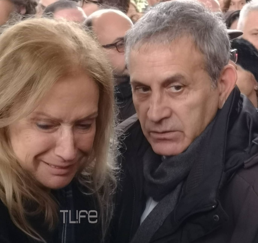 Λύγισε η Άννα Νταλάρα στην κηδεία του Θάνου Μικρούτσικου
