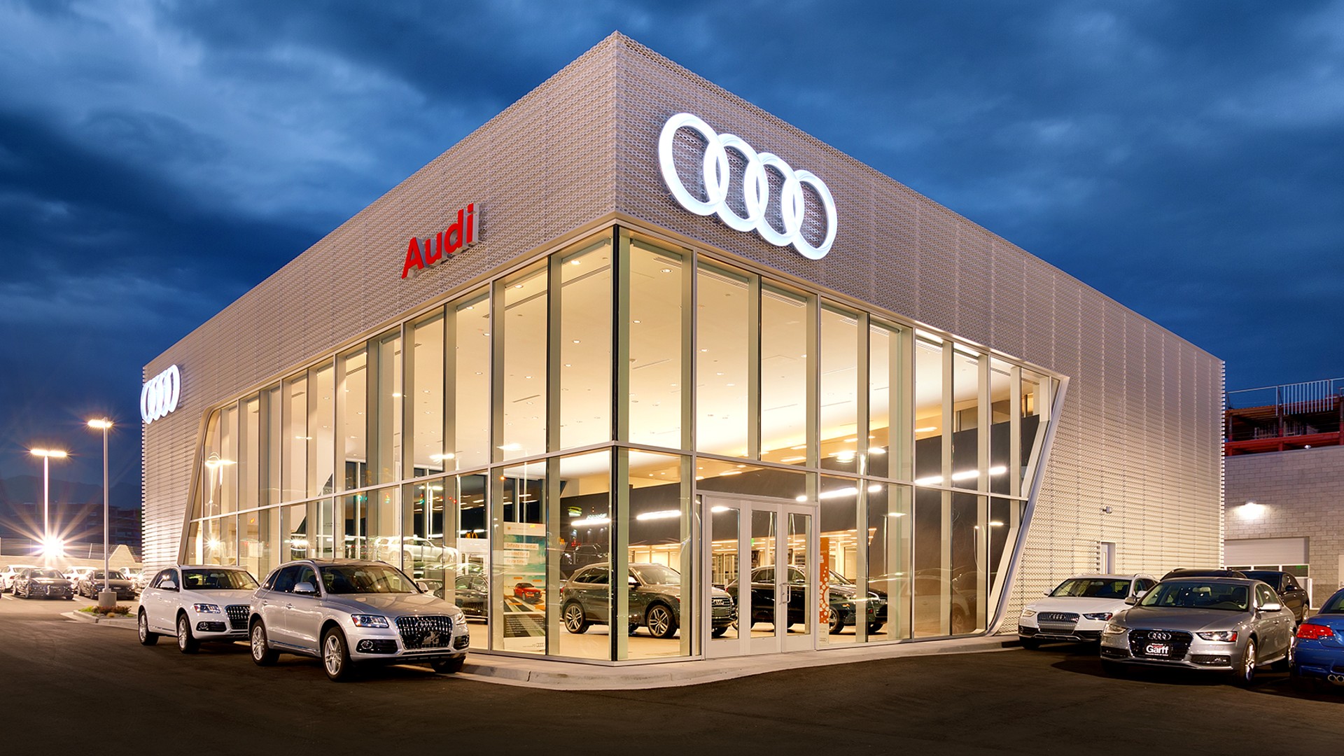 3χρονη προκάλεσε ζημιές 9.000 ευρώ σε αντιπροσωπεία της Audi