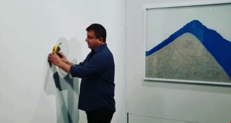 Καλλιτέχνης ξεκόλλησε και έφαγε την μπανάνα αξίας 120.000 δολαρίων σε γκαλερί [Video]